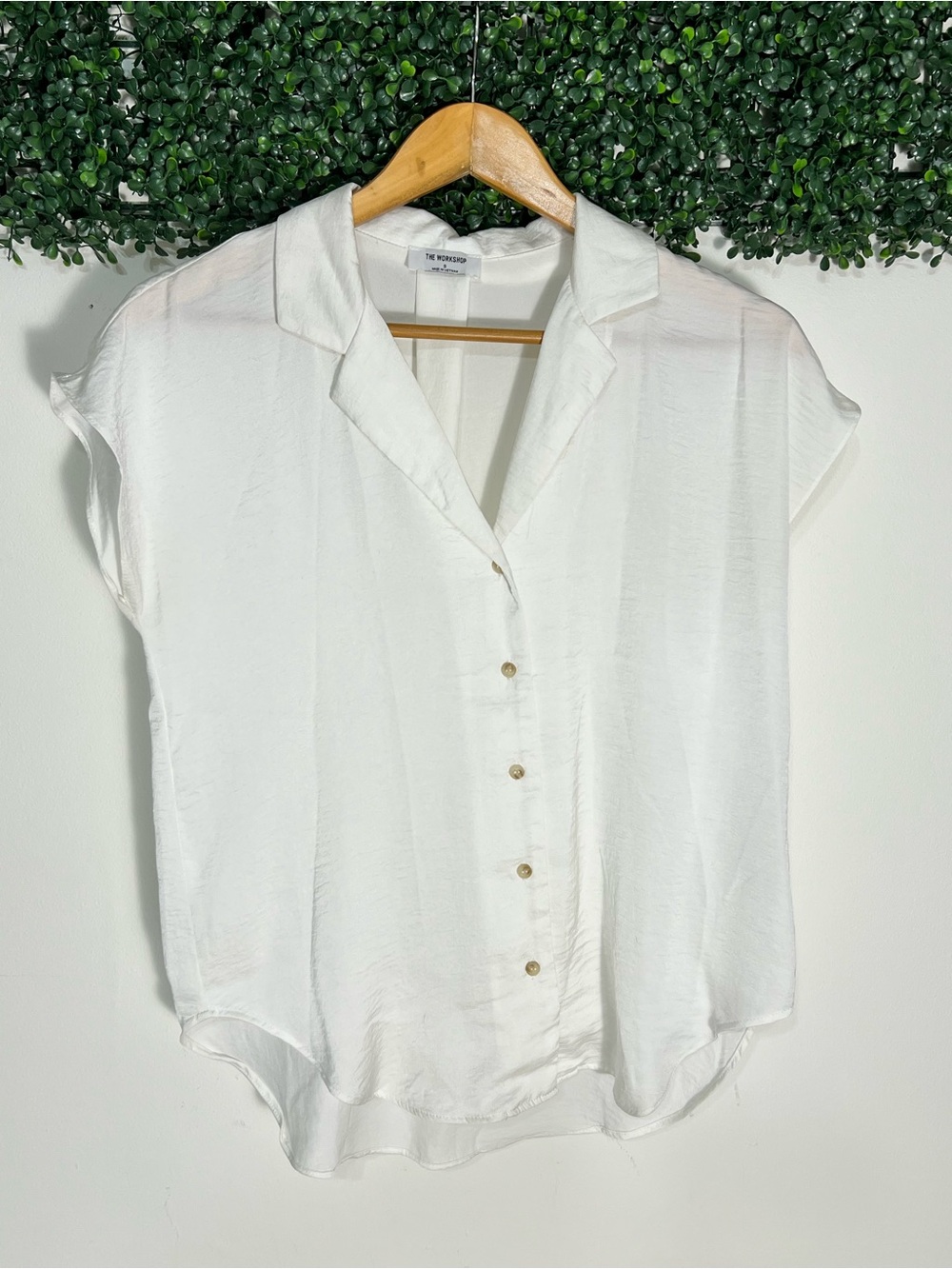 The Workshop White Causal Button Up / Down Shirt Collar V-Neck Button Satin Sm